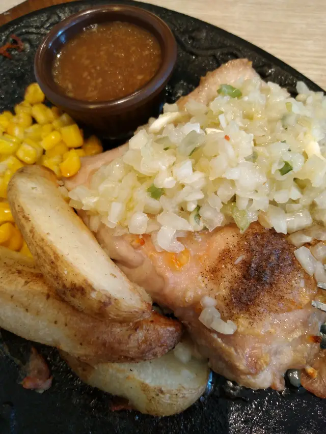 雞肉okay啦！我反而更愛其上嘅洋蔥