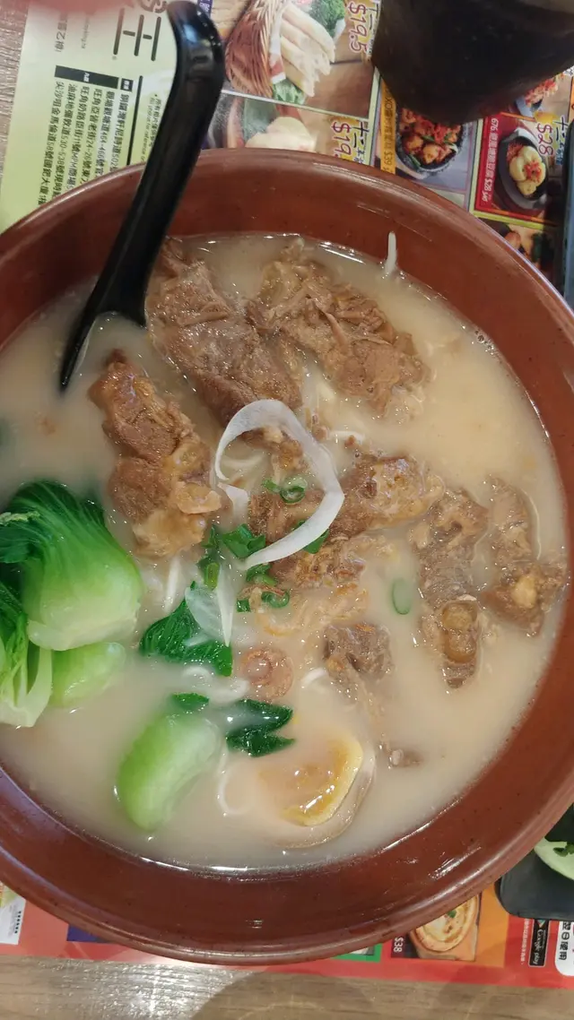 清湯慢煮豬軟骨拉麵配溏心蛋