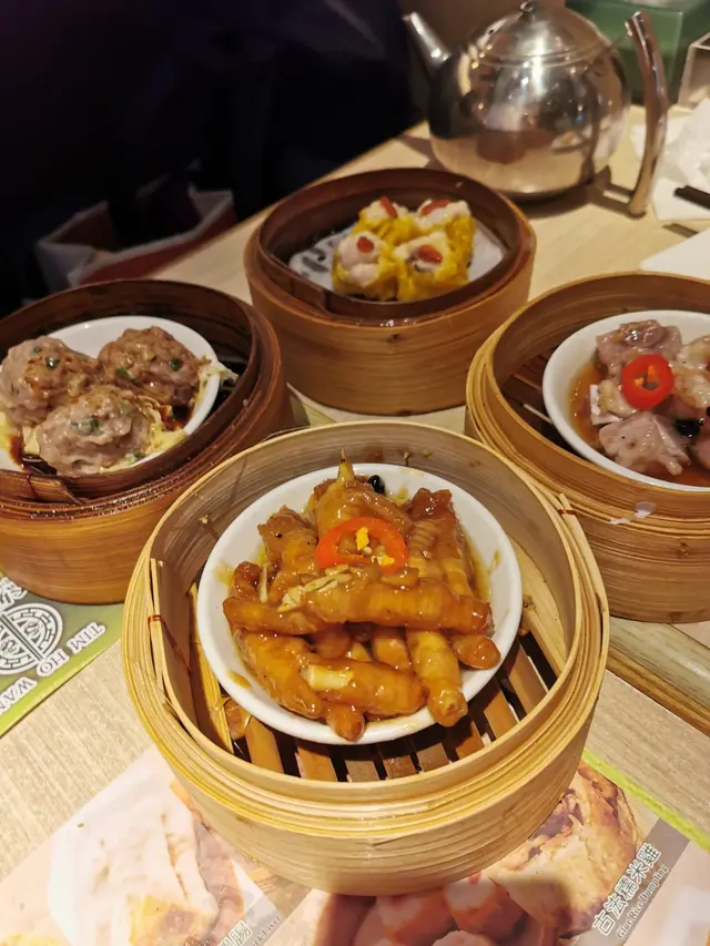 豉汁蒸鳳爪、蜜味叉燒腸、潮州蒸粉果、鮮蝦燒賣王