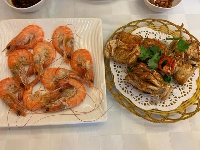 呢個個味都幾好食幾香口，但份量真係好少，一隻賴尿蝦分兩個人食，仲要嗰隻賴尿蝦唔係大隻