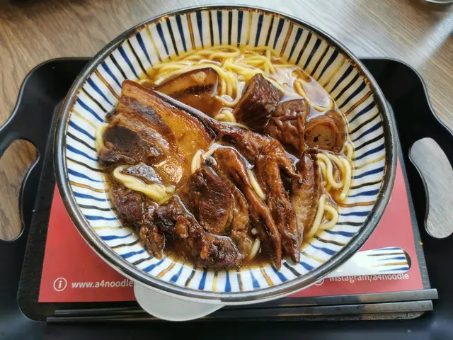 鹵水腩肉，雞翼尖，豬大腸，牛腩+油麵