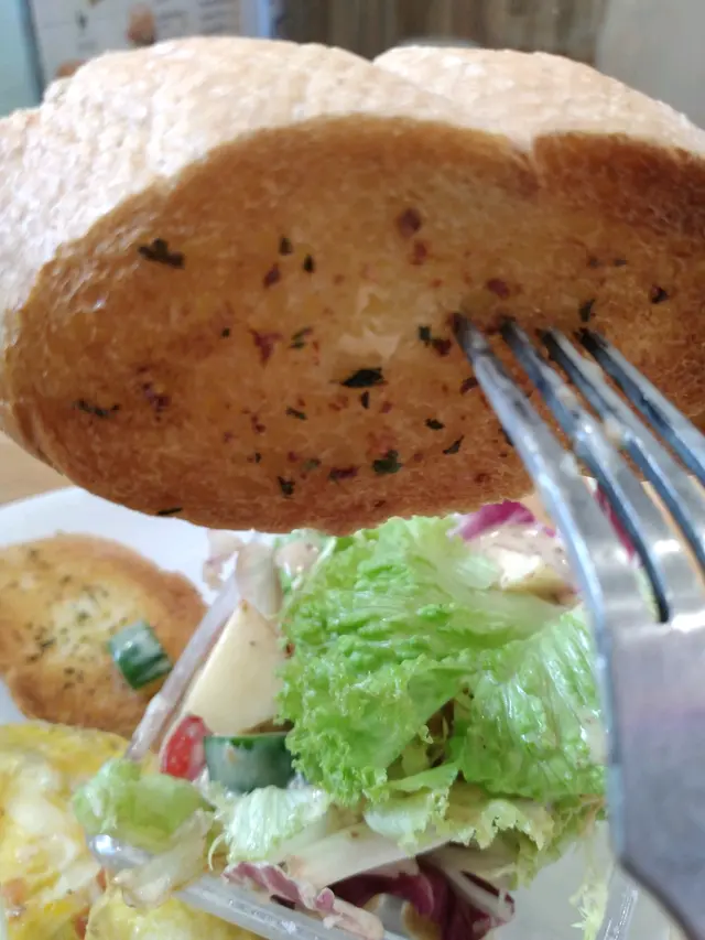 蒜蓉包兩片，稍為失色，是烤焗時間過度了一點，變成了蒜蓉餅乾硬邦邦。