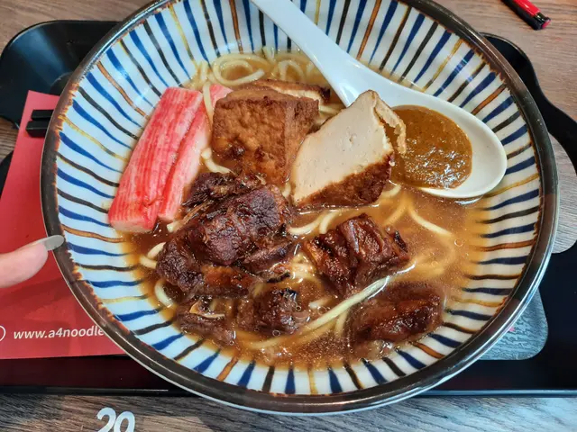 牛腩蟹柳炸豆腐油麵配咖哩汁