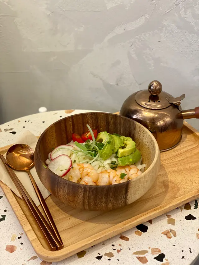 龍蝦湯配牛油果大蝦稻庭烏冬