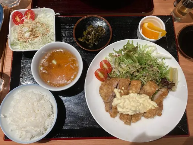 這定食是即叫即做的, 非常新鮮好吃, 廚師是日本人, 店裡也整齊乾淨, 大家快來試試!