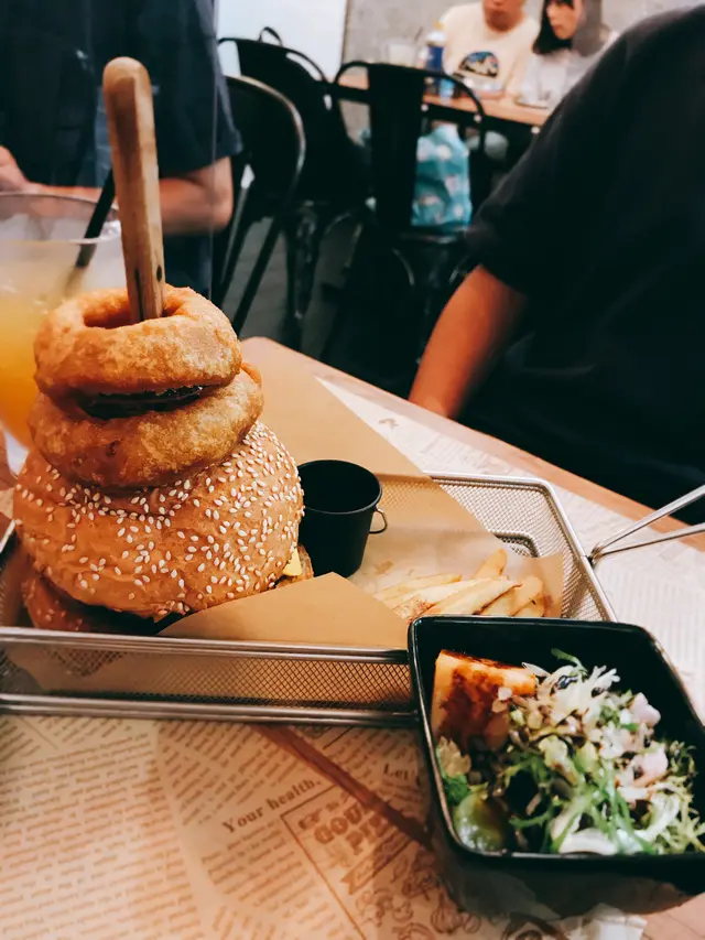 手打漢堡,配上粗薯條,沙律🥗 呢個沙律真係好有誠意,裡面有 superfood 羽衣甘藍,青提,哈密瓜,當然仲有沙律菜啦,係叫 burger 跟機配既,超有 heart!