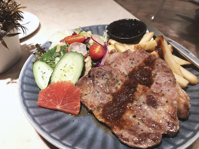 伊比利亞豬肩肉伴野菜沙律、蕃茄蔬菜汁、鼠尾草炸薯條