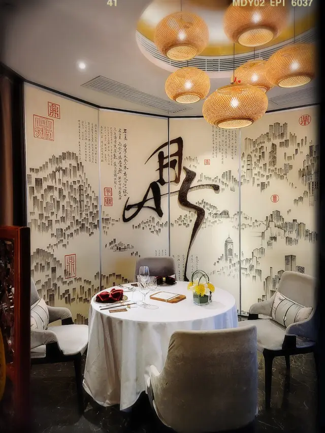 拍牆一邊有個巨「鼎」屏風