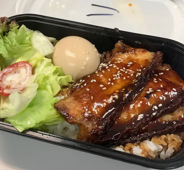 焦糖燒豬腩肉配溏心蛋飯