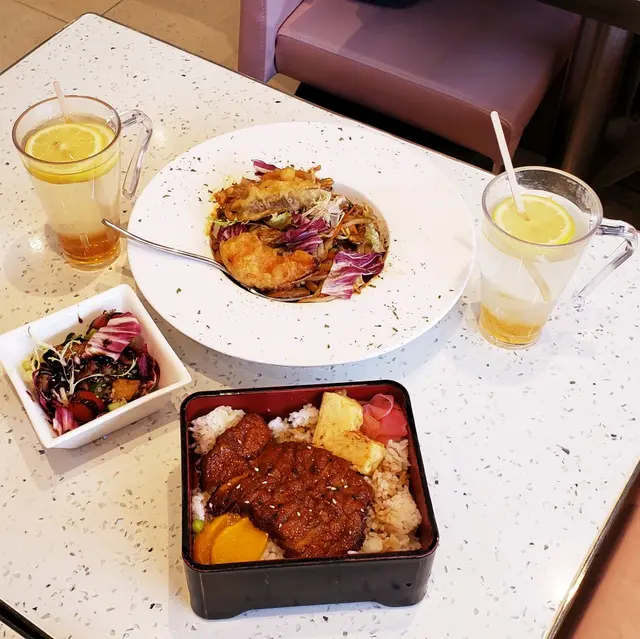 蒲燒玉子淮山蓉素鰻魚 配日本珍珠米、
大啡菇野菜炒烏冬 配雜錦天婦羅