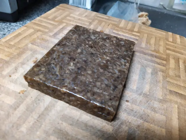 硬掘掘嘅肉磚