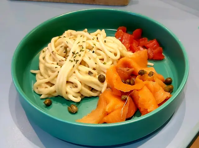 西式忌廉蘑菇煙三文魚魚麵撈