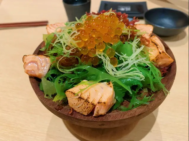 份量比預期多  以為係得三文魚子加d沙律菜  點知竟然有埋燒三文魚😳