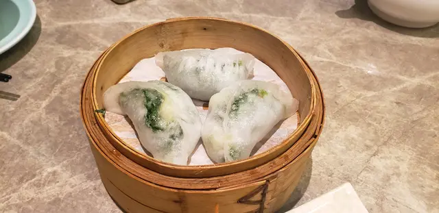 菜量多，幾乎見不到餃子，而且只吃到大量蒜頭味