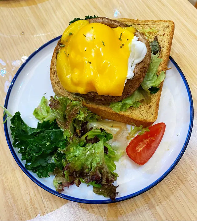 芝士焗大啡菇流心蛋多士