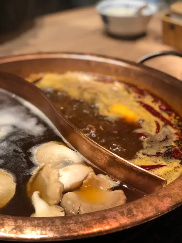 麻辣、香菇鴛鴦湯底