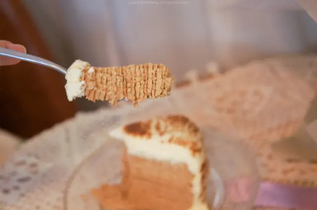 岩鹽奶蓋千層蛋糕 (配一杯飲品)