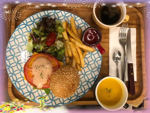 US  Beef  burger  w  thick  cut  fries