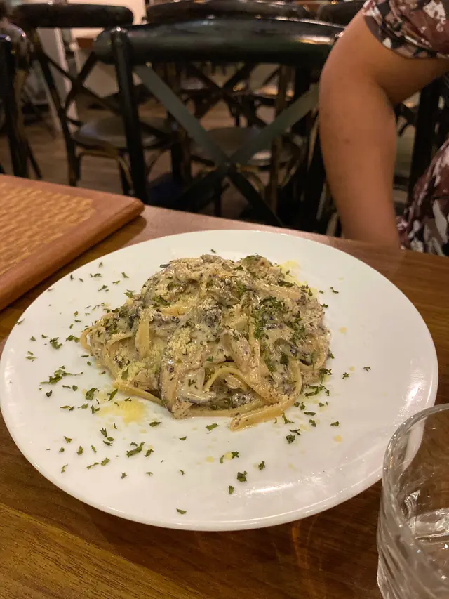 黑松露野菌忌廉汁闊條麵