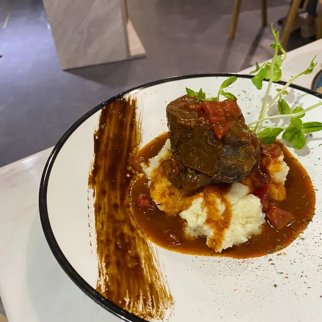 紅酒慢煮和牛面頰肉配幼滑薯蓉