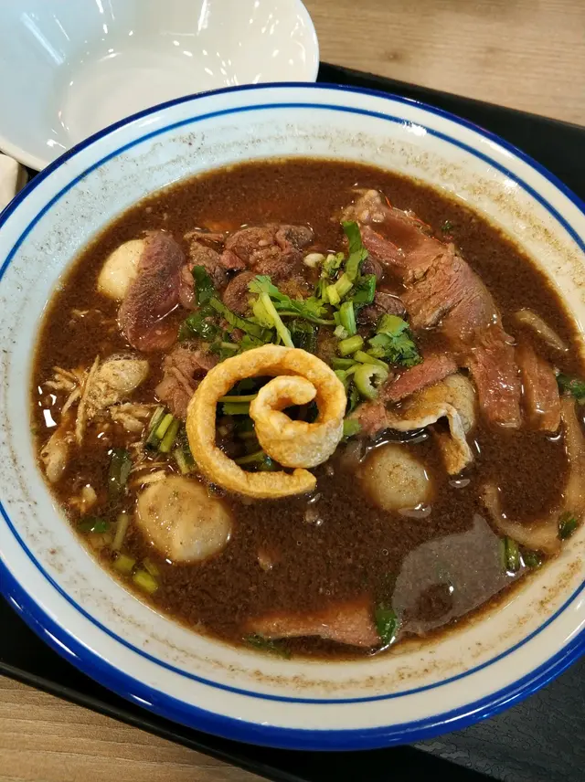 蛋麵幼身彈牙，湯頭好甜，牛肉唔韌好有牛味其他配料都處理得好好