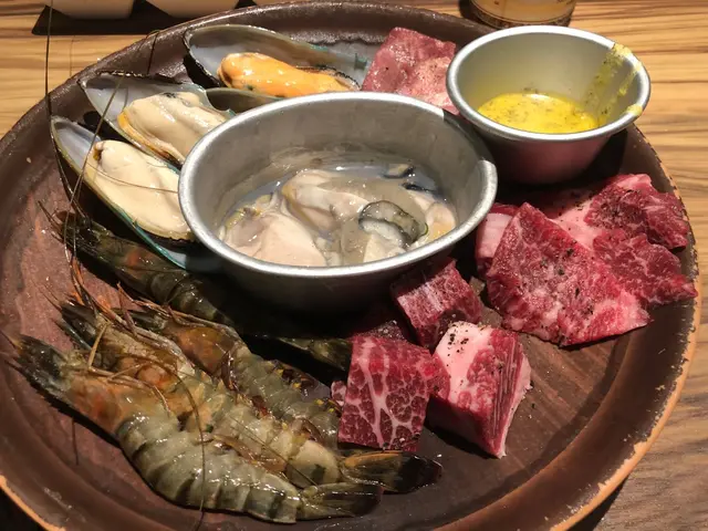 精選頭盤 會跟餐送一人二客嘅食物有以下:
燒汁牛肋骨肉片 / 鹽燒極上一口牛 / 鹽蔥牛舌 / 香草牛油青口 / 鹽燒虎蝦 / 香草牛油廣島蠔各兩片