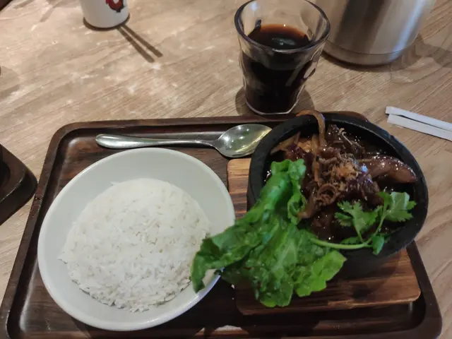 鐵板燒汁紐西蘭牛柳粒配絲苗白飯