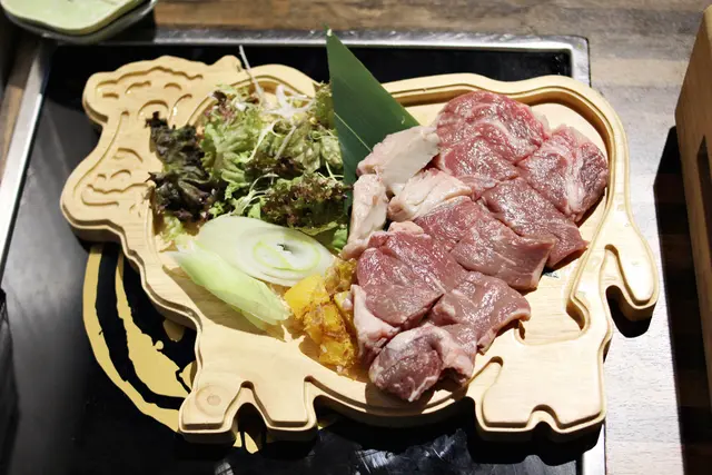 講返我地食咩先~一人前石板燒 ,分別提供美國安格斯,澳洲M6和牛,日本A5和牛,海鮮盛,或豬肉西冷扒,另加25蚊包沙律,蟹膏飯,湯一碗
