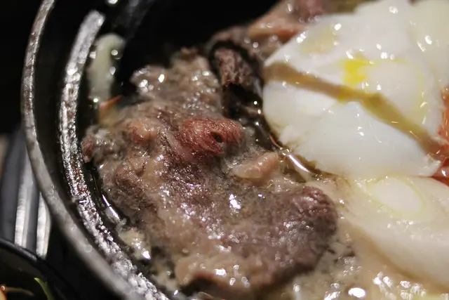 和牛鍋燒烏冬麵 $88
鍋燒烏冬麵 
醬油濃湯,近似壽喜燒湯底,甜甜地有醬油香氣,中間仲有隻半熟蛋,蟹柳,嗚門卷片,和牛片,蔥等
鍋上,食到尾都係熱既,烏冬份量多,吸飽湯料,烏冬係嫩滑中帶少少彈性,一個字正
極速掃清無得剩,和牛片夠曬肥同滑,主食類都幾推薦呢一款