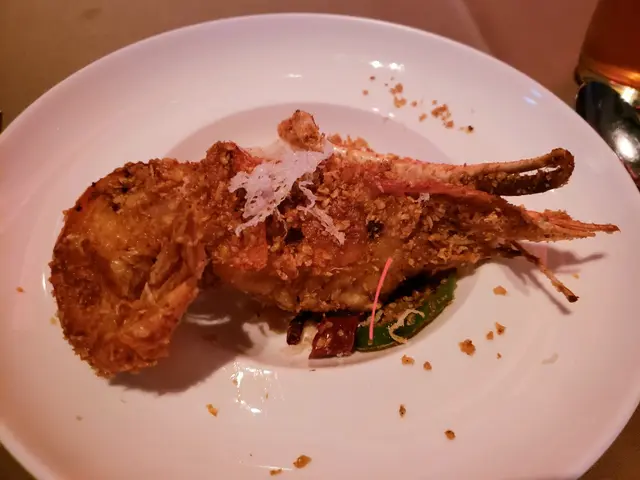 每人半邊大蝦🦐仲以為食緊龍蝦😱啖啖肉好大件👍 炸香噴噴的蒜蓉和辣椒粒，十分惹味💯 鑊氣十足👍 豐富口感