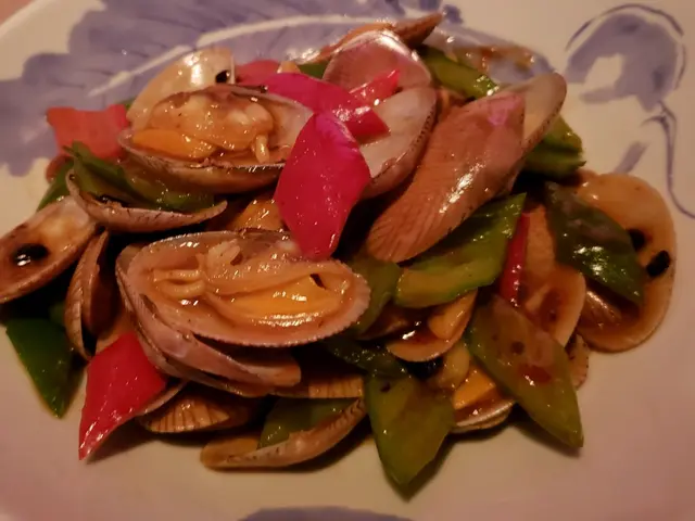 豉汁炒花甲，花甲仲肥美過西貢D蜆，重點是冇沙👍豉椒爆香, 味道十足😋 手指大動