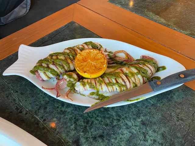 蒜蓉汁原隻燒魷魚