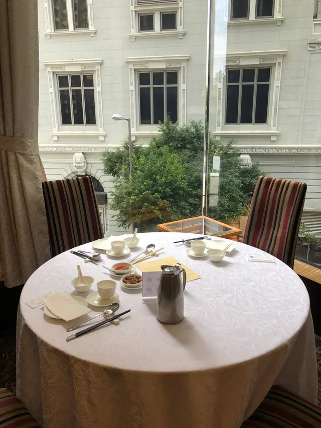 落地玻璃窗，窗外半島境