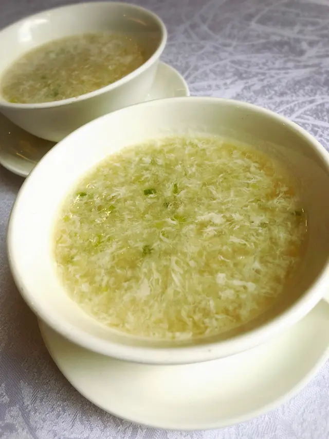 魚羹內有芹菜粒，帶起魚羹清淡味道