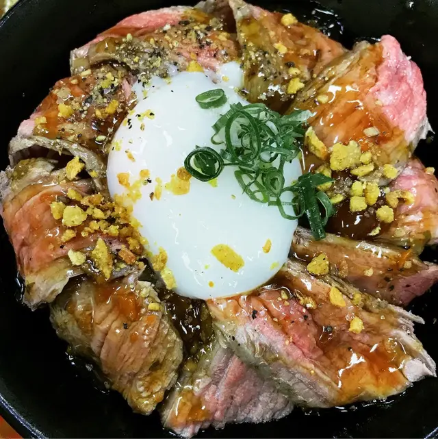 慢煮火炙牛腹肉丼