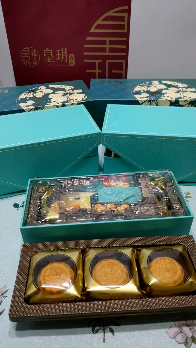 我買了 <皇玥> 流心貓山王榴槤月餅給家人!恰巧!細佬有朋友送給他一盒同款同口味的月餅!