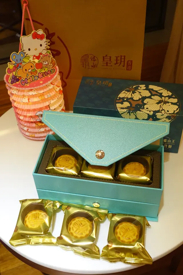 一盒有六件,分兩層擺放,每層有三個獨立包裝月餅