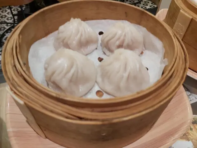 小籠包簡直係一絕，皮薄餡靚，肉質鮮嫩多汁冇嗆喉