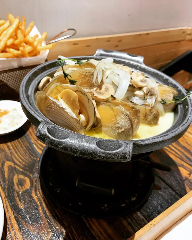 馬拉蜆熱鍋(白酒牛油汁)配蒜蓉包