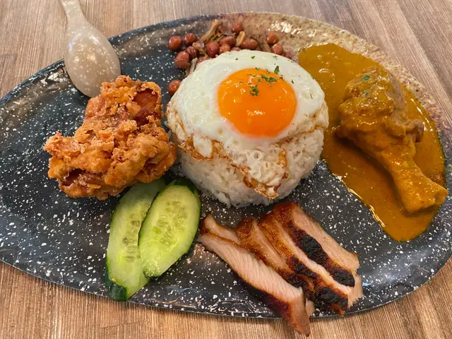 滿堂椰漿飯拼盤 配南乳脆炸雞、星咖坡咖哩雞、爐燒豬頸肉