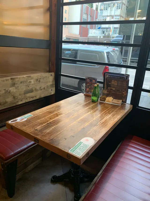 座位乾淨企理!侍應仲幫我哋再抹多次枱先叫我哋入座👍🏻👍🏻值得一讚