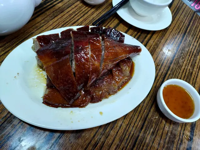 燒鵝皮薄，夠脆，有鵝肉味，淡淡炭火味。好食。