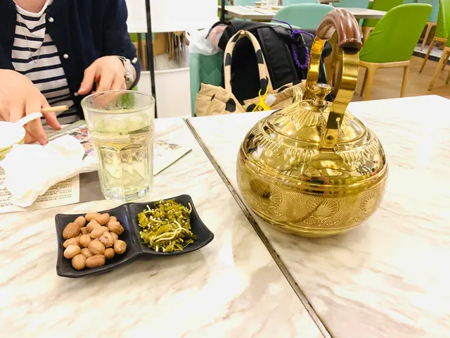 金色茶壺加小食
