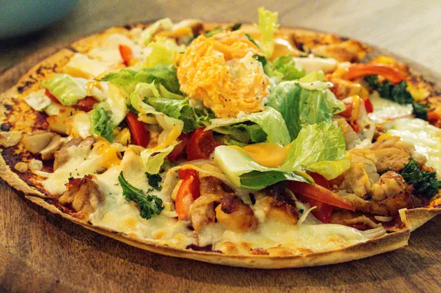 廚房特色牛肉或雞肉薄餅