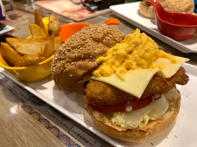 芝士炒蛋魚柳包配薯皇