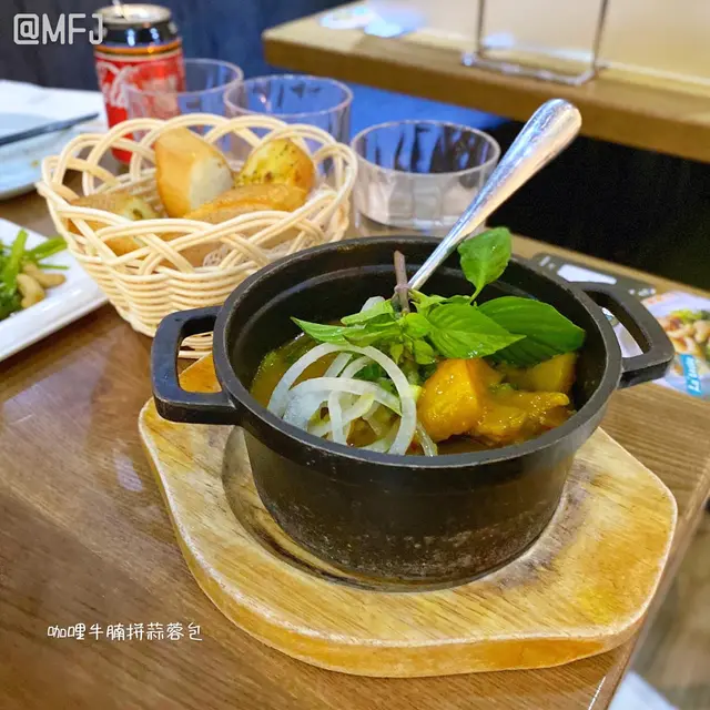 咖哩牛腩配蒜蓉包