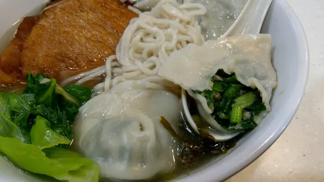 每粒都好似元寶般脹卜卜，韮菜翠綠帶脆，混合豬肉碎