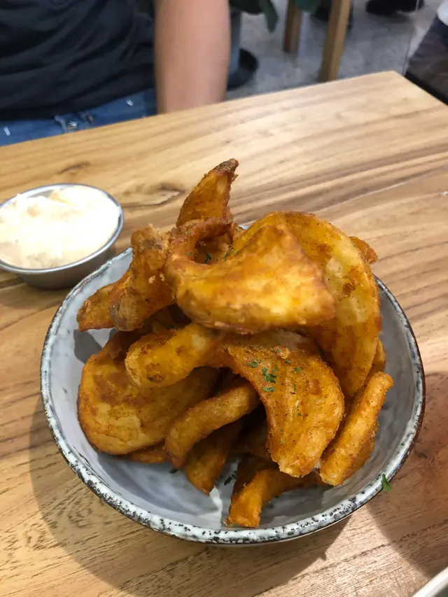 炸薯角配秘製蛋黃醬