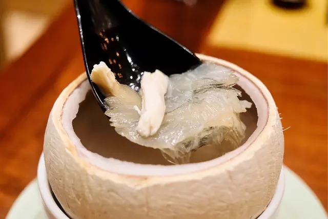 原隻椰王雞燉翅