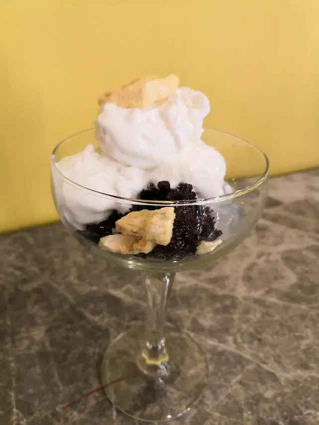 椰子雪糕配風乾鳳梨及紫糯米